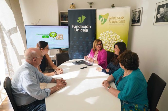 La responsable de Solidaridad e Investigación de la Fundación Unicaja, Ana Cabrera, visita las instalaciones del Teléfono de la Esperanza de Málaga.