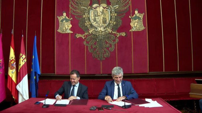 El alcalde de Toledo, Carlos Velázquez, junto al alcalde de Agen, Jean Dionis du Séjour.