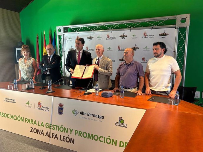El consejero de Medio Ambiente, Vivienda y Ordenación del Territorio, Juan Carlos Suárez-Quiñones (tercero por la izquierda), preside la firma del acta fundacional de la asociación para la gestión y promoción de Zona Alfa León.