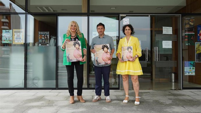 La edil Aurora Cienfuegos, junto a Marco Martínez, director pedagógico del curso, y Mercedes Rodríguez, técnico municipal.
