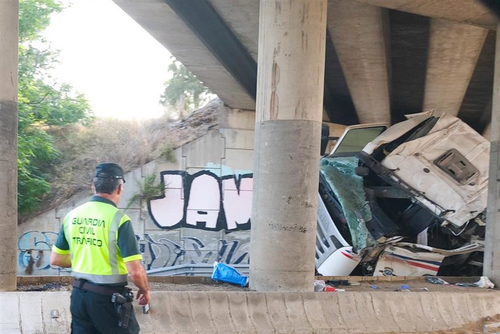 Imagen del camión accidentado en el tramo alcalareño de la A-92