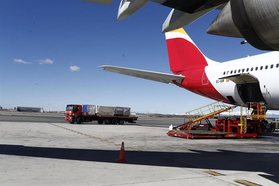 Archivo - Aeropuerto de Barajas, Iberia, carga de avión, aviones, cola de avión, handling, carga de maletas
