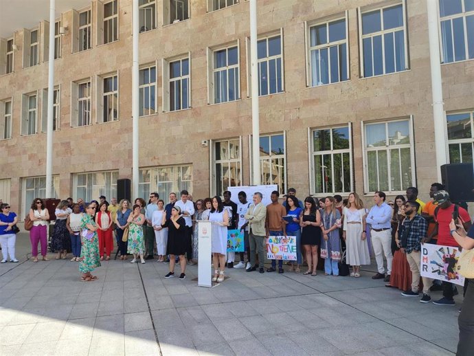 Concentración contra violencia de género del Ayuntamiento pone el foco en la seguridad de las mujeres y niñas refugiadas