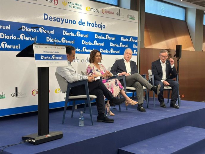 La alcaldesa de Teruel, Emma Buj, ha participado junto al consejero Octavio López y el presidente de la DPT, Joaquín Juste, han participado en el acto informativo 'La vivienda a debate'