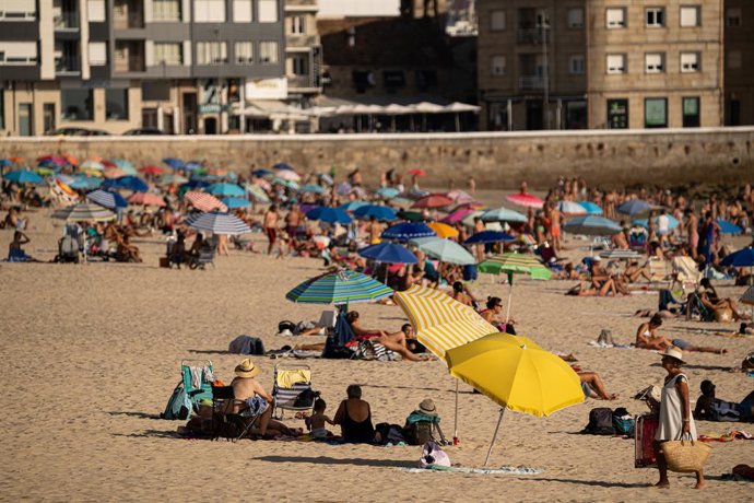 Archivo - Arquivo - Banhistas na praia em 8 de outubro de 2023 em Pontevedra, Galícia (Espanha). Todas as províncias galegas ultrapassaram os 30 graus hoje, com a temperatura mais alta registrada no município de Lourenzá, em Lugo, com uma temperatura de 3
