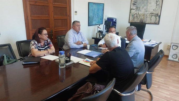 Reunión del conseller insular de Movilidad, Territorio e Infraestructuras, Fernando Rubio, con representantes de Aevab.
