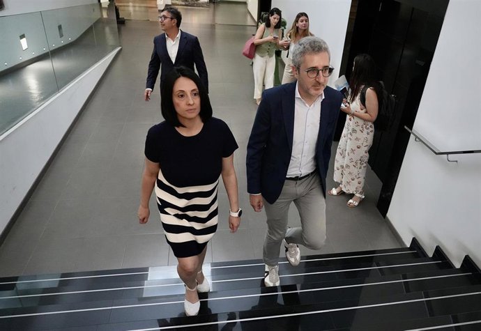 La secretaria de Estado de Industria, Rebeca Torró (i), y el secretario de Estado de Política Territorial, Arcadi España (d), se reúnen con el sector de los ascensores, en la sede de la Federación Empresarial Metalúrgica Valenciana (FEMEVAL), a 20 de juni