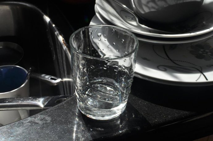 Deja un vaso y un papel en el fregadero si no quieres lamentarte al volver de vacaciones