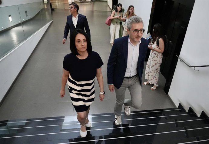 La secretària d'Estat d'Indústria, Rebeca Torró (e), i el secretari d'Estat de Política Territorial, Arcadi España (d), es reuneixen amb el sector dels ascensors, en la seu de la Federació Empresarial Metal·lúrgica Valenciana (FEMEVAL), a 20 de juny.