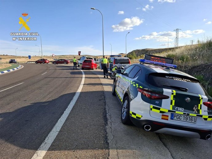 Agentes de la Guardia Civil en el marco de un dispositivo de control de velocidad.