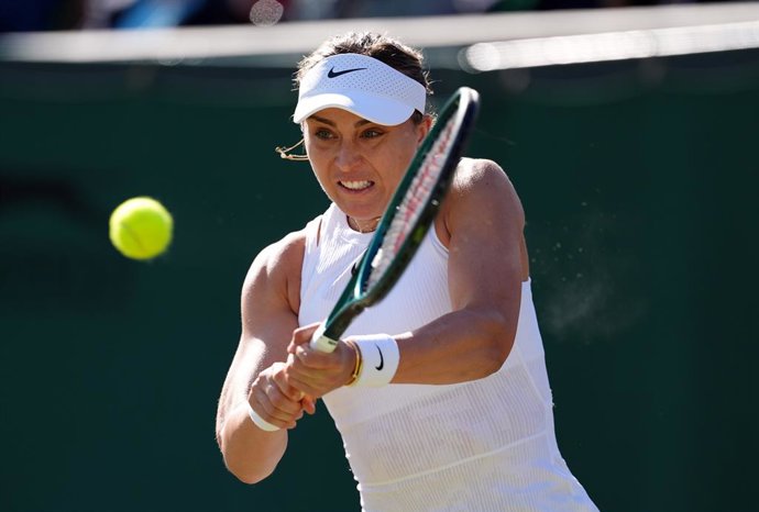 Archivo - 07 July 2024, United Kingdom, London: Spanish tennis player Paula Badosa in action against Croatia's Donna Vekic during their women's singles round of 16 tennis match, on day seven of the 2024 Wimbledon Championships at the All England Lawn Tenn