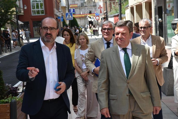 El consejero de la Presidencia de la Junta, Luis Miguel González Gago (derecha)  y el alcalde de Ponferrada, Marco Morala (izquierda), caminan por las calles rehabilitadas de Ponferrada (León).