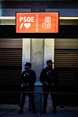 Archivo - Dos policías controlan la calle Ferraz, donde se encuentra la sede del PSOE, a 25 de abril de 2024, en Madrid (España). La Policía Nacional ha desplegado un dispositivo de seguridad sensiblemente mayor al de ayer, 24 de abril, cuando se produjer