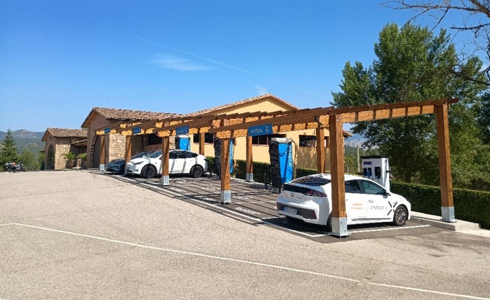Archivo - Cargadores ultrarrápidos de Endesa en Bassella (Lleida).