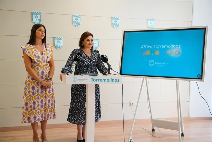 La alcaldesa de Torremolinos (Málaga), Margarita del Cid, y la concejala de Urbanismo y Vivienda, Marina Vázquez, en rueda de prensa