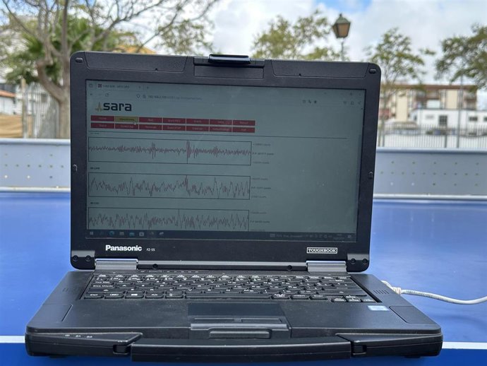 Registro de las coordenadas para el posicionamiento del equipo de Registro de ruido sísmico en un barrio de Isla Cristina junto a edificios de cuatro plantas.