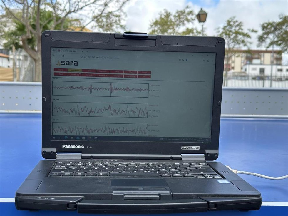 Registro de las coordenadas para el posicionamiento del equipo deRegistro de ruido sísmico en un barrio de Isla Cristina junto a edificios de cuatro plantas.