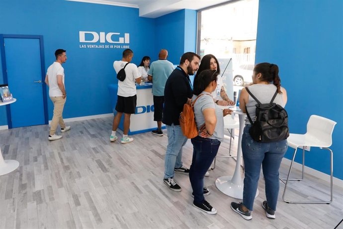 Archivo - Trabajadores y clientes de DIGI en la inauguración de la primera tienda de DIGI, a 10 de junio de 2024, en Murcia, Región de Murcia (España). DIGI, el operador de telecomunicaciones de la multinacional DIGI Communications, ha abierto su primera 
