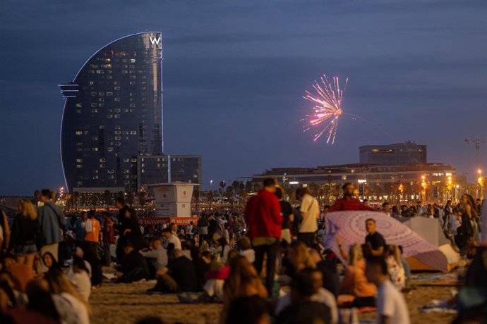 Archivo - Celebración en la playa de la verbena de San Juan, a 23 de junio de 2024, en Barcelona, en una imagen de archivo.