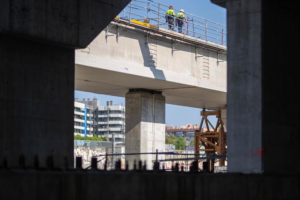 Archivo - Trabajadores en la estación de la Sagrera.
