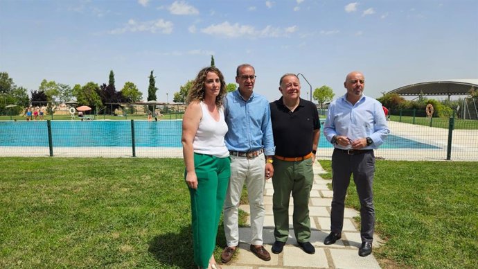 El alcalde de Cáceres, Rafael Mateos, el concejal Pedro Muriel, y responsables de la empresa Conyser, en la  piscina de Cáceres El Viejo