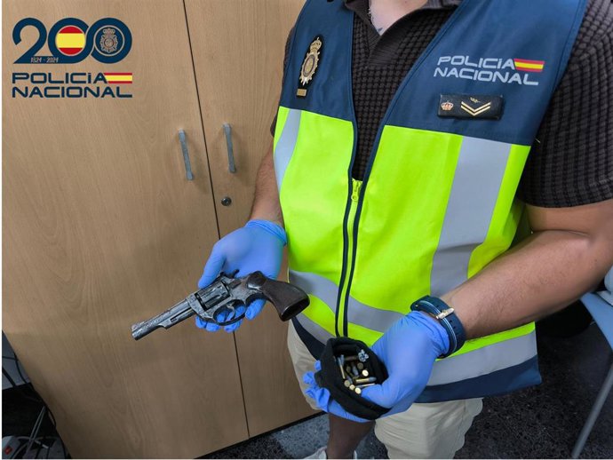 El revolver del detenido.