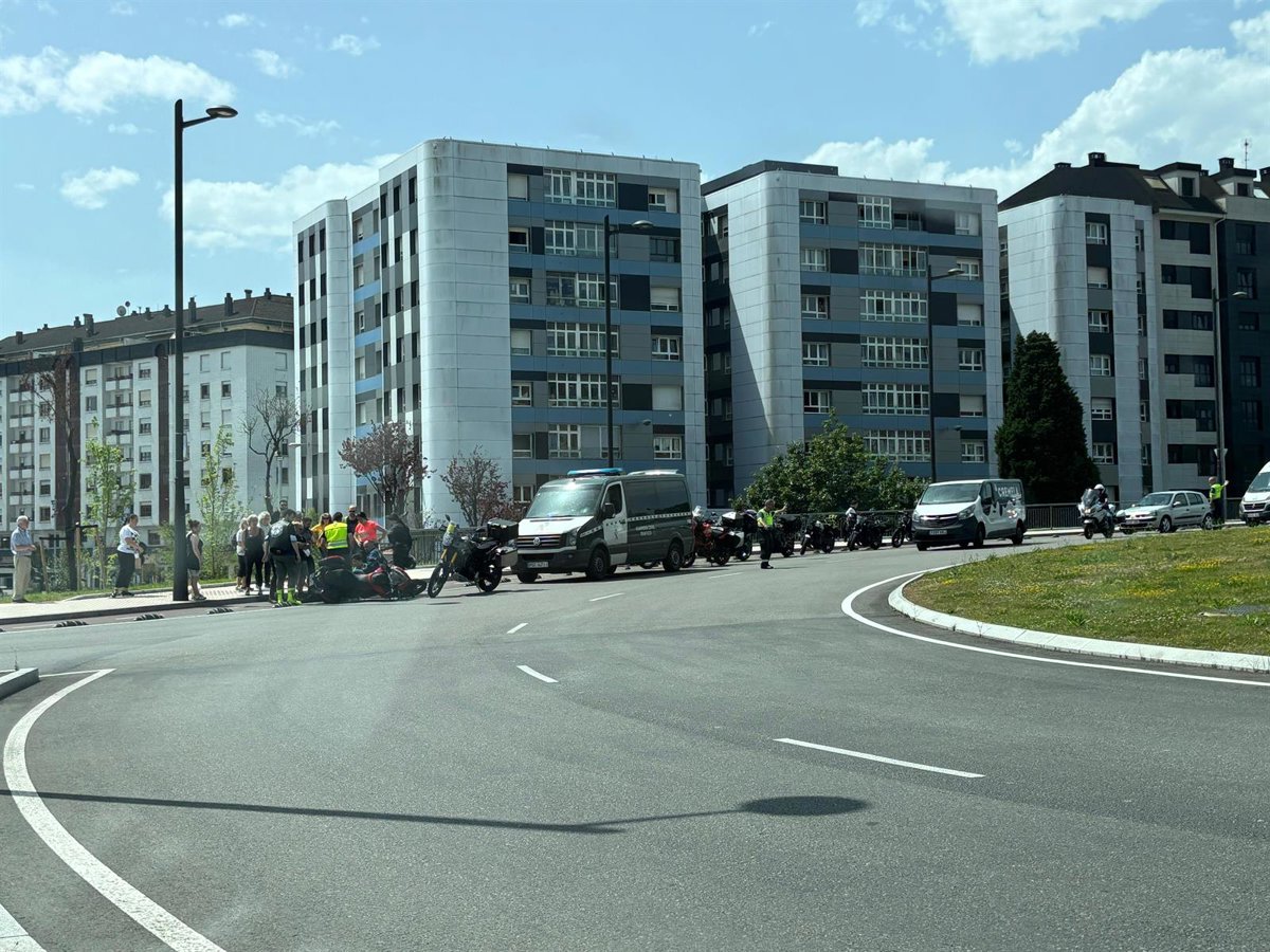 Herido leve un motorista tras ser embestido por un coche en la glorieta de Santullano (Oviedo)