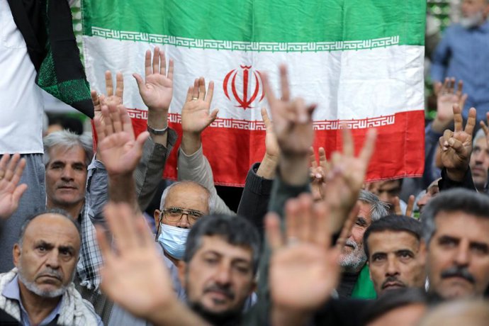 4 de junho de 2025, Teerã, Irã: Pessoas se reúnem para uma cerimônia que marca o 36º aniversário da morte do aiatolá Ruhollah Khomeini, fundador da República Islâmica do Irã, no santuário de Khomeini em Teerã.