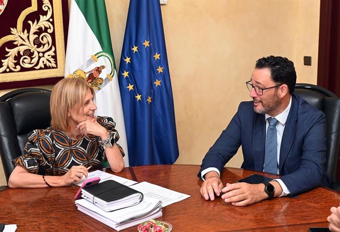 La alcaldesa de Jerez con el presidente de la Confederación de Empresarios de Cádiz.