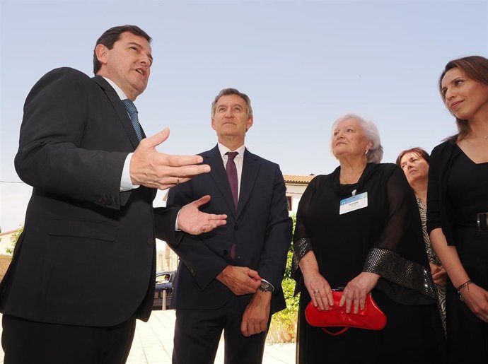 Mañueco (i) y Feijóo a su llegada a Valbuena de Duero donde han participado en el Congreso de Empresa Familiar.
