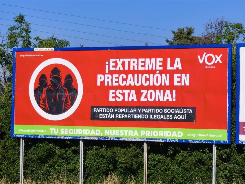 Cartel publicitario contra la inmigración de Vox en Huesca.