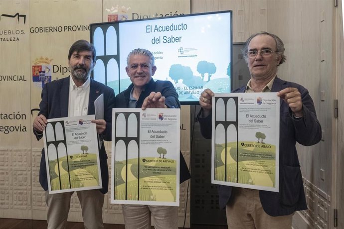 El vicerrector del campus UVa en Segovia, Agustín García Matilla (izda), el diputado de Cultura, José María Bravo; y el coordinador del ciclo, José Ignacio García Lomas.