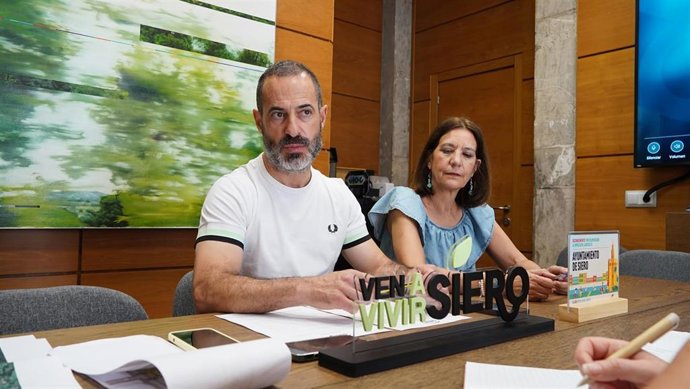 El alcalde de Siero, Ángel García, y la concejala de Comercio y Hostelería, Movilidad y Transporte Público, Patricia Antuña.