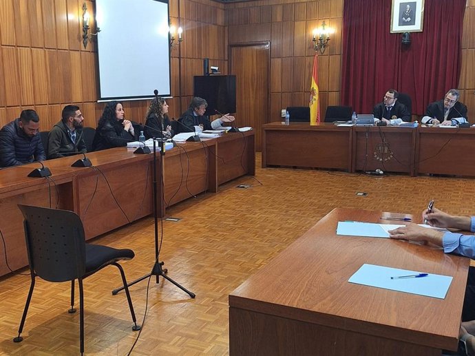 Archivo - A la izquierda de la imagen, los dos acusados de la muerte de un hombre en una gasolinera de Sutullena en Lorca el 26 de mayo de 2023, durante el juicio