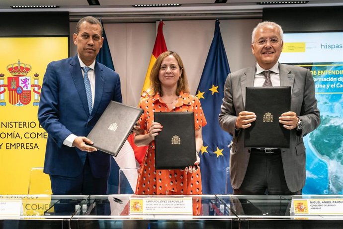 La secretaria de Estado de Comercio de España, Amparo López Senovilla; el presidente del Instituto Dominicano de las Telecomunicaciones (INDOTEL), Guido Gómez Mazara; y el presidente de Hispasat, Pedro Duque.