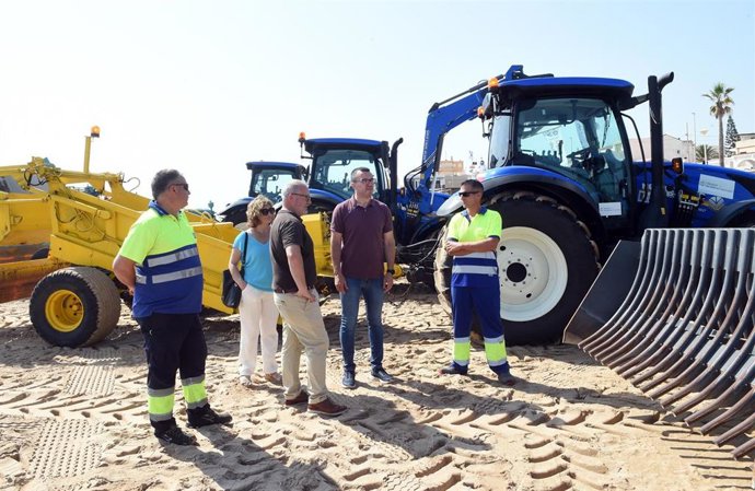 El presidente de la Diputació de València, Vicent Mompó, ha visitado esta mañana la playa de Piles para presentar la campaña de verano de limpieza de playas de la institución provincial
