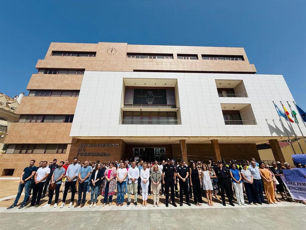 Minuto de silencio a las puertas del Ayuntamiento de Fuengirola por el último caso de violencia de género