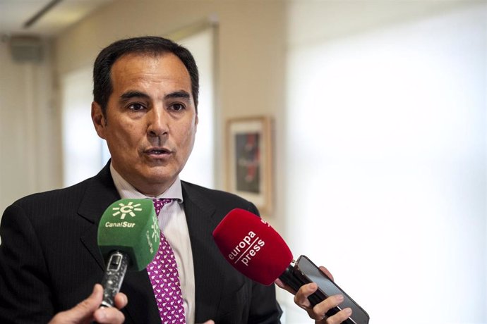 El consejero de Justicia, Administración Local y Función Pública, José Antonio Nieto, atiende a los medios tras el desayuno informativo titulado 'Fundaciones en Acción' en la Fundación Cajasol, a 16 de junio de 2025 en Sevilla. (Foto de archivo).
