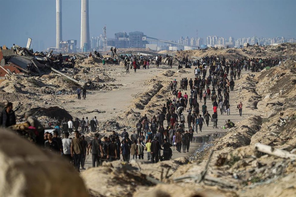 Decenas de palestinos se desplazan para intentar obtener ayuda humanitaria en un punto de distribución en la Franja de Gaza (archivo)
