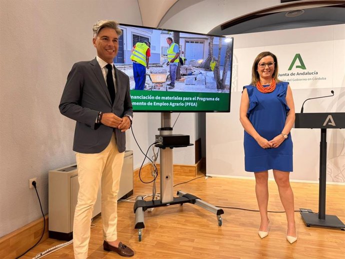 Andrés Lorite y Raquel López en la rueda de prensa sobre el PFEA.