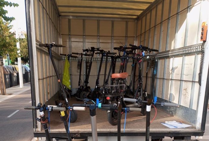 Patinetes eléctricos inmovilizados.