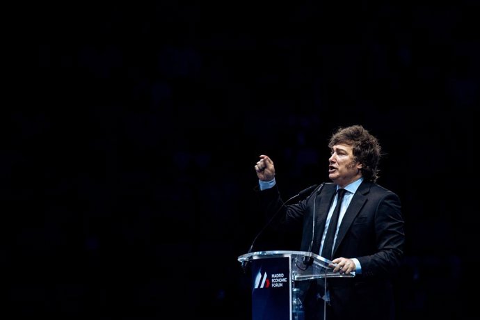 O Presidente da Argentina, Javier Milei, discursa durante o último dia do Fórum Econômico de Madri, no Palácio de Vistalegre, em 8 de junho de 2025, em Madri (Espanha). Após duas edições anteriores em Andorra, o fórum foi transferido para Madri pela prime