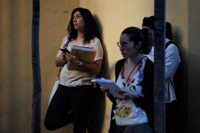 Archivo - Varias personas antes del comienzo de las pruebas para las oposiciones de maestro, en el IES Fortuny, a 22 de junio de 2024, en Madrid (España).