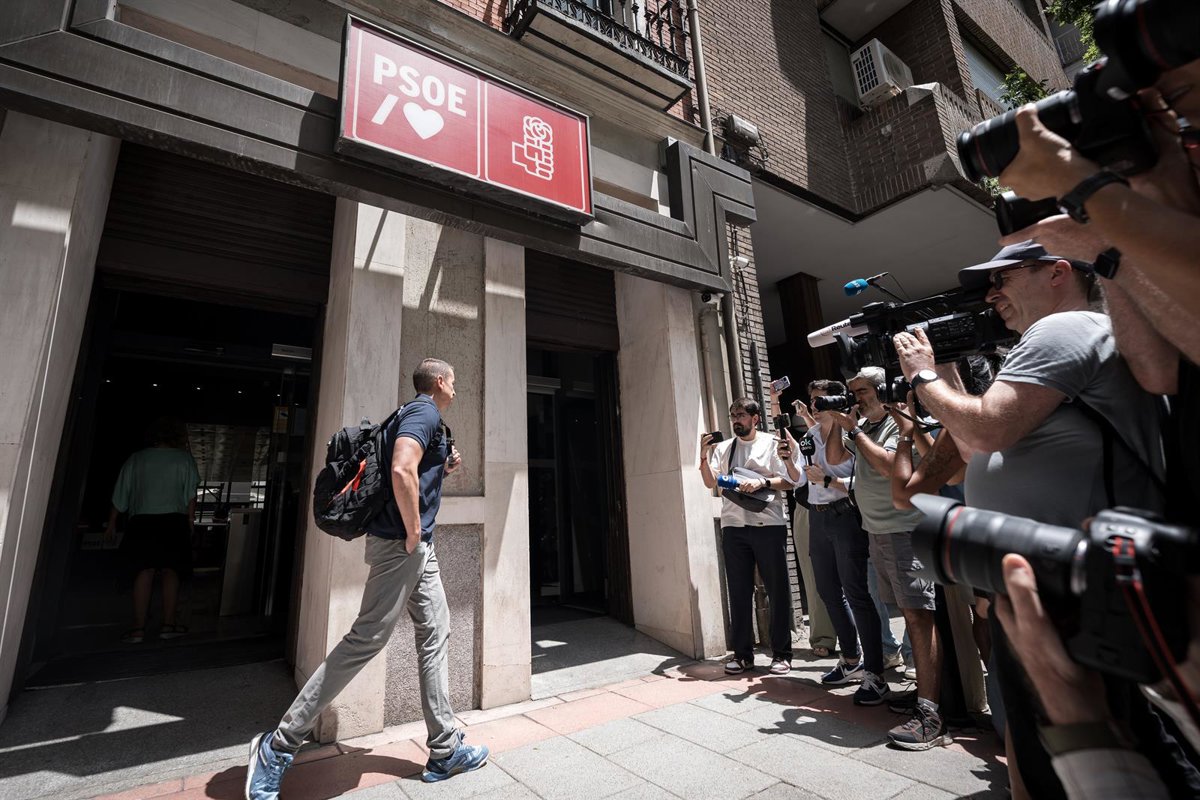 La UCO abandona la sede del PSOE tras tres horas en Ferraz para realizar el clonado del correo de Santos Cerdán