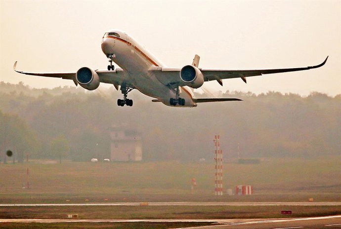 Archivo - 01 May 2021, North Rhine-Westphalia, Cologne: A German Air Force Airbus A350 "Kurt Schumacher" takes off at Cologne Bonn Airport. The Luftwaffe aircraft has taken off with aid material for India, which has been hit by a particularly bad Coronavi