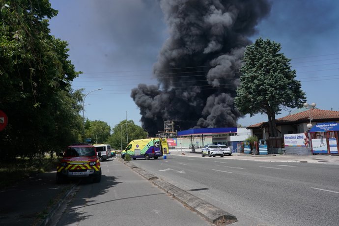 Efectivos de emergencias tratan de apagar el fuego durante un incendio en la fábrica LEA, a 20 de junio de 2025, en Vitoria (España). La fábrica LEA de Vitoria ha registrado este viernes a mediodía un incendio que registra, sobre las 14.