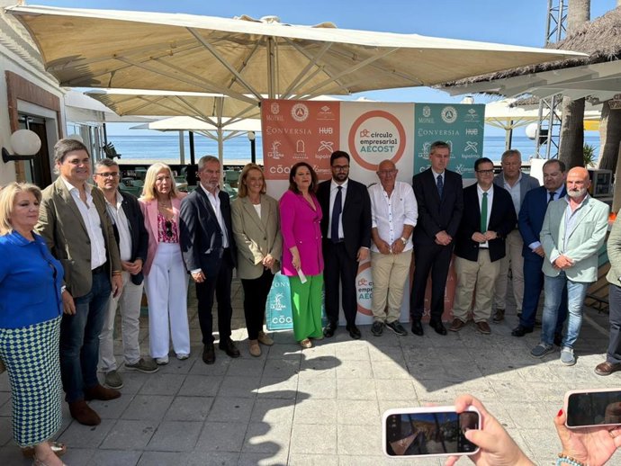 Carmen Crespo, en el centro en la imagen, con la alcaldesa de Motril, Luisa García Chamorro, a su derecha, durante el acto organizado por la Asociación de Empresarios de la Costa Tropical