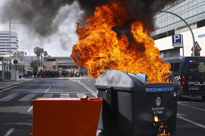 Un contendor ardiendo durante la huelga de trabajadores del metal el pasado día 18.