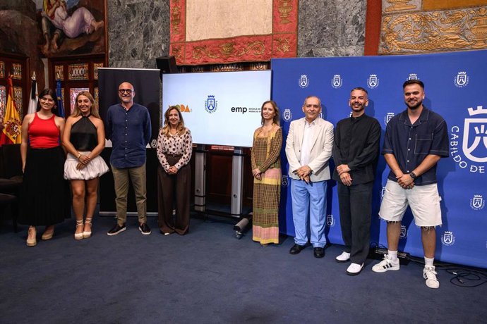 Acto de firma del convenio entre el Cabildo de Tenerife y la Escuela de Moda de Oporto para desarrollar la industria textil