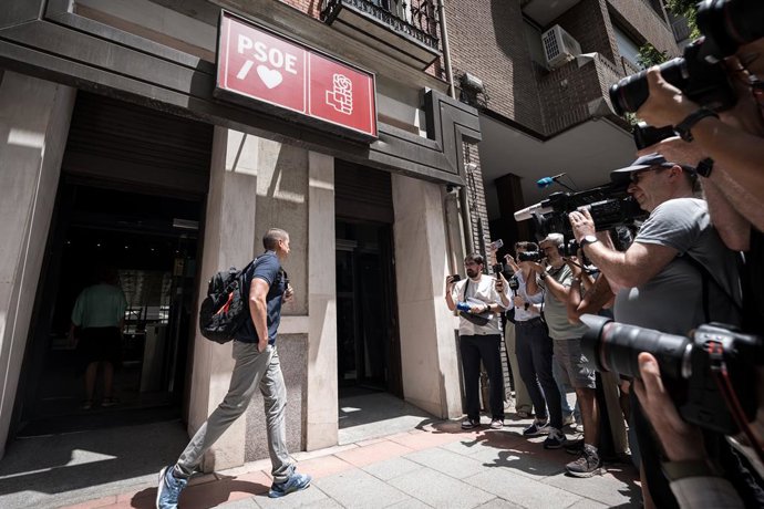 Un agent de l'UCO ix de la seu del PSOE del carrer Ferraz, a 20 de juny del 2025, a Madrid (Espanya). 